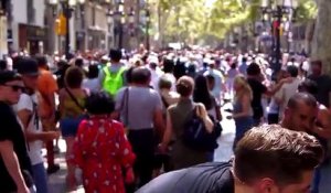 Buzz - Attentats en Espagne: Une passante émue refuse de lâcher la main du reporter de la chaîne américaine ABC avant so