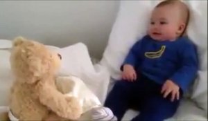 Cet ours en peluche est le cadeau parfait pour occuper votre bébé