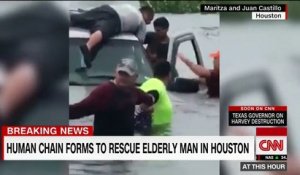 Houston : Ils font une chaîne humaine pour sauver un vieux monsieur coincé dans sa voiture