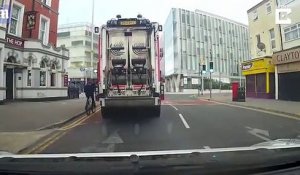 Un cycliste s'en prend à un chauffer de taxi