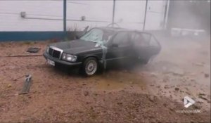 Nettoyer une Mercedes avec un jet d'eau surpuissant... Regardez le résultat