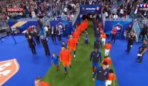 France – Pays-Bas : L’impressionnant hommage des supporters aux Bleus (Vidéo)