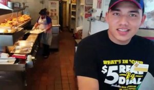 Il met les employé du restaurant au défi d'appeler la police !