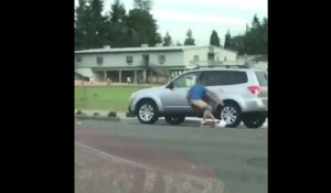 Car jacking qui tourne mal : le voleur reste attaché à la portière de la voiture en marche !