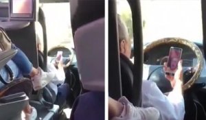 Un chauffeur de bus passe un appel vidéo