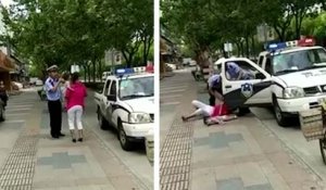Un policier fait tomber un bébé