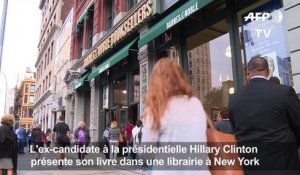 Hillary Clinton présente son livre dans une librairie à New York