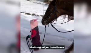 Cette petite fille adore se balader avec son cheval !