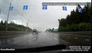 Une Lamborghini part en aquaplaning sur l'autoroute