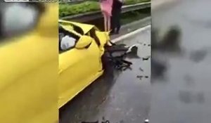 Elle conduit en peignoir et détruit sa voiture de luxe sur l'autoroute !