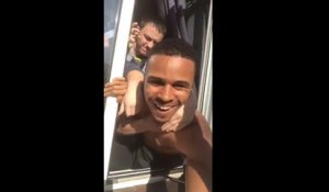 Un homme filme son arrestation en selfie