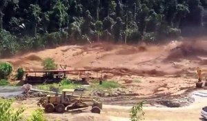 Des ouvriers bloqués par les inondations en Laos !