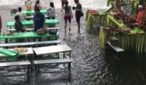 Un restaurant les pieds dans l'eau en face d'une chute d'eau magnifique