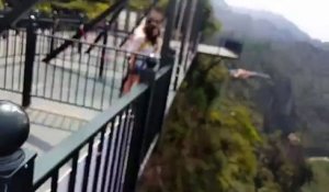 Une fille fait de la balançoire avec 300 mètres de vide en dessous d'elle...