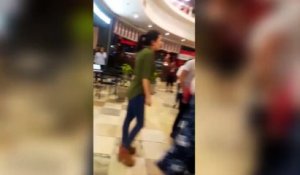 Une mère bat son enfant dans un centre commercial, les images chocs ! (Vidéo)