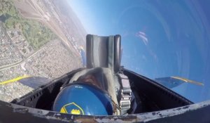 Cette journaliste s'évanouit en plein vol avec la patrouille de l'US Air Force : Blue Angels