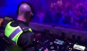 Un policier et DJ en même temps dans un Nightclub en Angleterre !