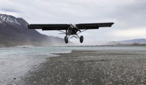 Atterrissage sur-place d'un avion face à des vents très forts en Alaska !