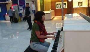 Elle joue et chante "Zombie" des Cranberries en public à l'aéroport Roissy Charles de Gaulle