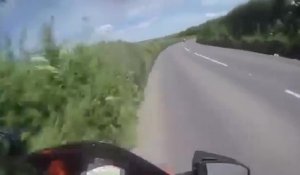 Un motard fait une sortie de route