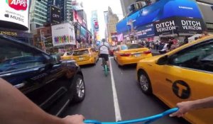 Ce fou roule en BMX à fond entre les voitures à New York !