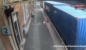 Distraite, une femme voit sa poussette se faire écraser par un train (Vidéo)