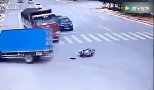 Ce motard échappe à la mort 2 fois en 2 secondes !!