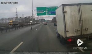 Le pneu de ce camion se barre sur l'autoroute !! PANIQUE !