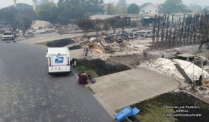 Ce livreur UPS fait sa distribution dans un quartier ravagé par les flammes en Californie