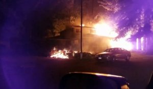 Un californien filme les flammes en train de détruire sa maison !