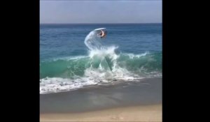 Ce surfeur prend la vague d'un manière INCROYABLE!