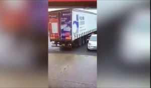 Ce chauffeur de camion emporte une voiture sans s'en rendre compte... Oups