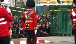 Les Thaïlandais, agenouillés et en pleurs, disent adieu au roi