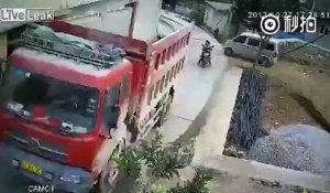 Miraculée : cette famille se fait rouler dessus par un camion en scooter !!