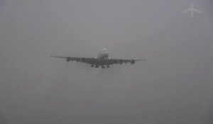Apparition dans le brouillard d'un avion A380 juste avant l'atterrissage à Prague !