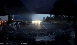 Un camion renverse une voiture
