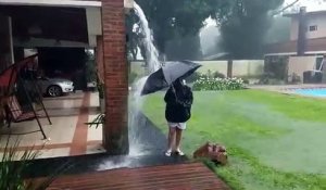 Terrible : filmé par sa mère en train de s’amuser sous la pluie, la foudre s’abat subitement sur ce garçon. (vidéo)