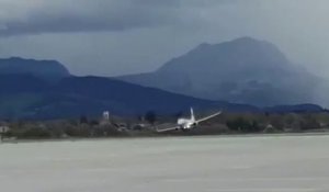 Un pilote d'avion obligé de remettre les gaz en plein atterrissage pendant une tempête