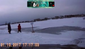 Sauvetage d'une femme tombée dans un lac gelé par des passants !