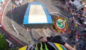 3 riders font une course folle en VTT dans les rues de Taxco