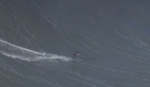 Ce surfeur chute dans une vague de 15 mètres de haut à Nazaré au Portugal !