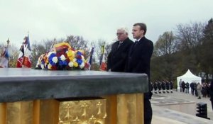L'accolade des présidents français et allemand devant l'historial de la Grande Guerre