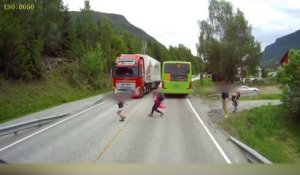 Ces enfants traversent la route sans regarder le camion !