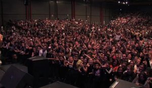 Pour le moment c'est le public qui met l'ambiance sous la Halle de Martigues !