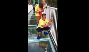 Ces personnes qui ont la peur de leur vie sur le pont de verre en Chine