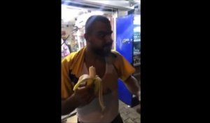 Cet homme gobe sa banane en une seule fois