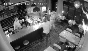 Tentative de vol à l'arraché qui tourne mal dans un restaurant londonien. Les clients se rebellent