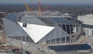 Construction impressionnante du stade d'Atlanta Mercedes-Benz Stadium filmé en Time-Lapse