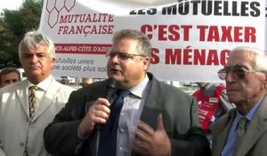 Jean Paul Benoit s'exprime devant les manifestants à Marseille.