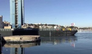 La barge du convoi ITER franchit le cenal de Caronte.